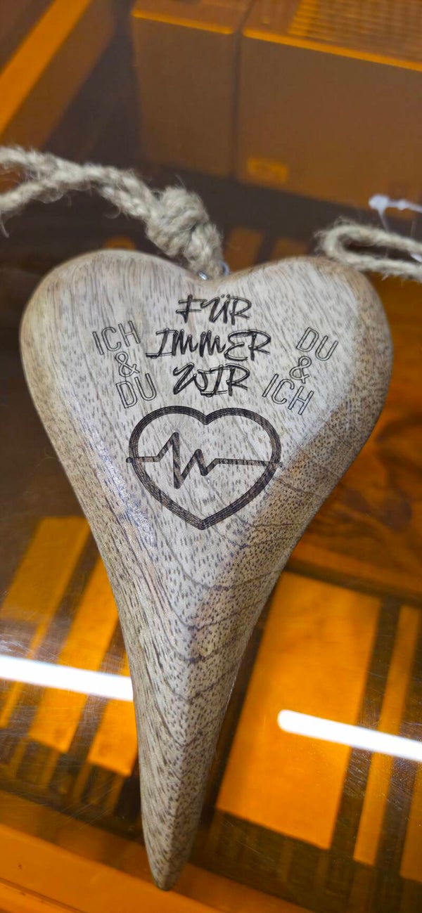 Personalisiertes Herz aus Mangoholz