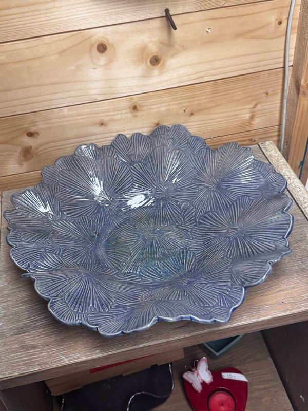 Grote blauwe bloemen schaal
