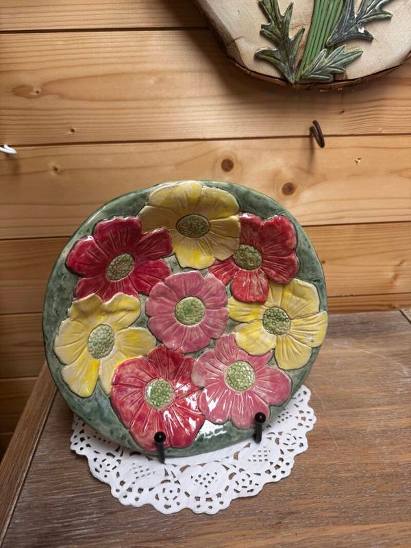 Groen schaaltje met opgelegde bloemen