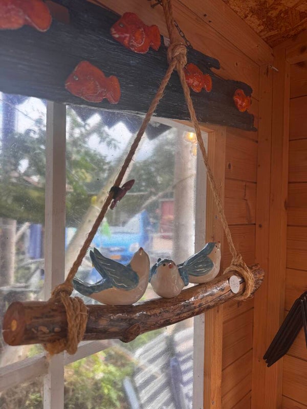Vogels op houtenstam