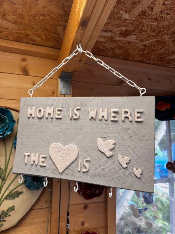 White washed houten sleutelbord met keramieken vogels