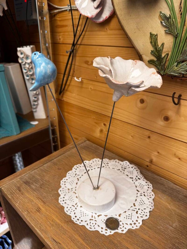 Grote witte bloem met blauw vogeltje