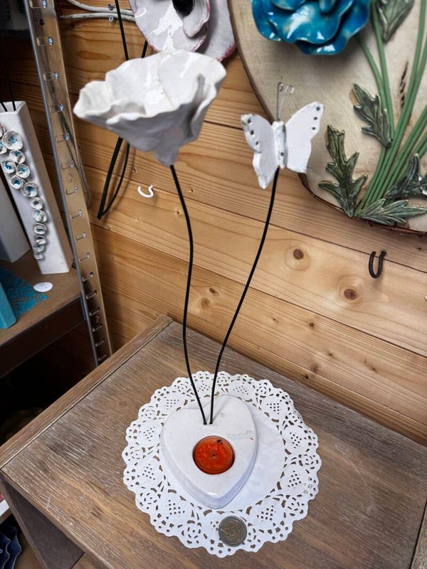 Grote witte bloem met vlindertje