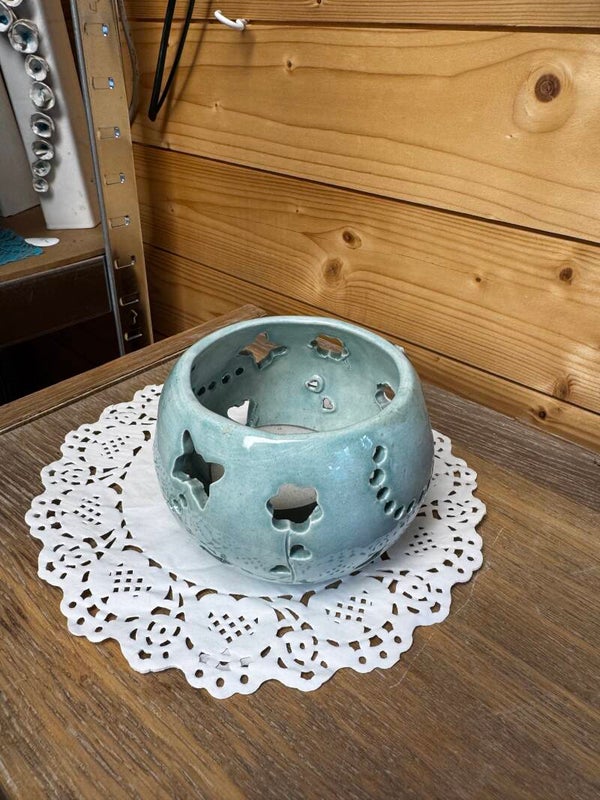 Blauwe waxinehouder met cutouts