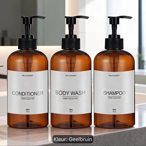 een set van 3 pompflessen bruin met tekst 500 ml, zeep dispenser kunststof, navulbare shampoo fles.