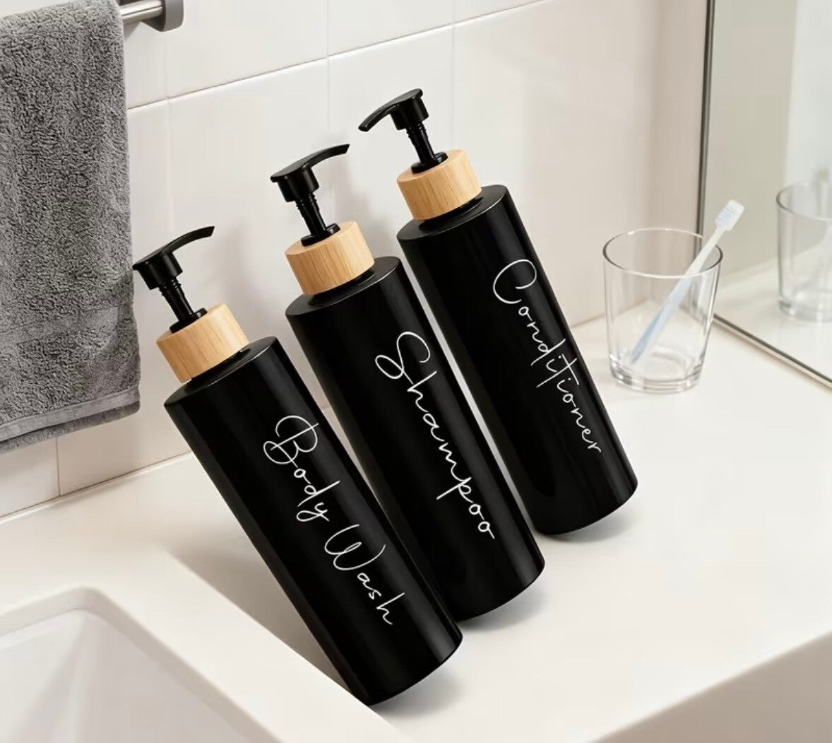een set van 3 pompflessen zwart/bamboe met tekst 500 ml, zeep dispenser kunststof, navulbare shampoo fles.