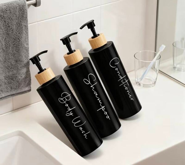 een set van 3 pompflessen zwart/bamboe met tekst 500 ml, zeep dispenser kunststof, navulbare shampoo fles.