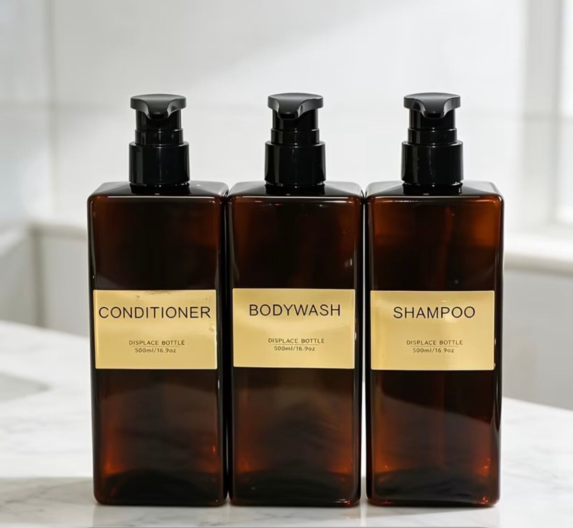 een set van 3 pompflessen vierkant bruin met gouden tekst 500 ml, zeep dispenser kunststof, navulbare shampoo fles.