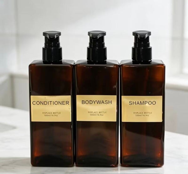 een set van 3 pompflessen vierkant bruin met gouden tekst 500 ml, zeep dispenser kunststof, navulbare shampoo fles.