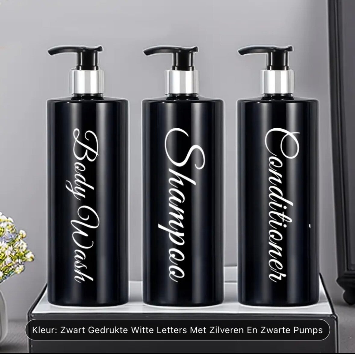 een set van 3 pompflessen zwart/zilver met tekst 500 ml, zeep dispenser kunststof, navulbare shampoo fles.
