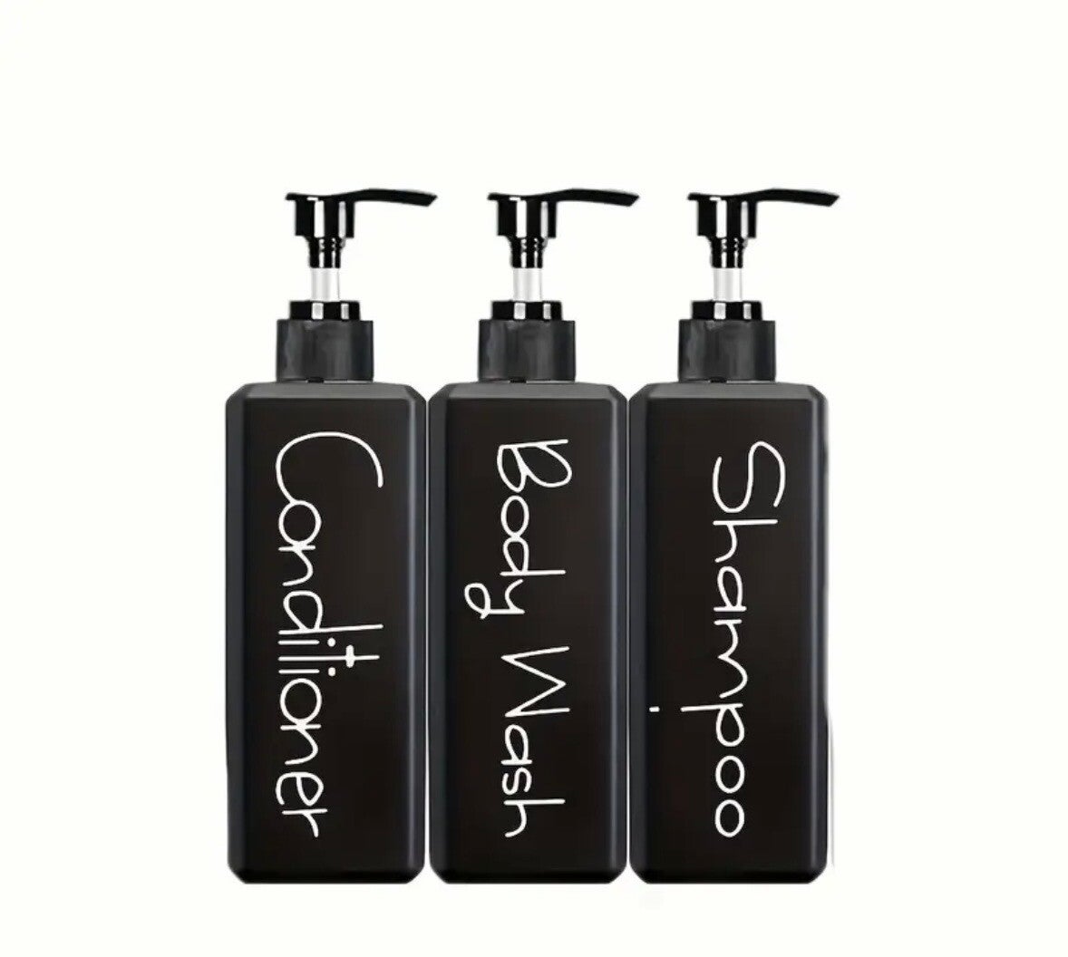 een set van 3 pompflessen zwart met tekst 500 ml, zeep dispenser kunststof, navulbare shampoo fles.