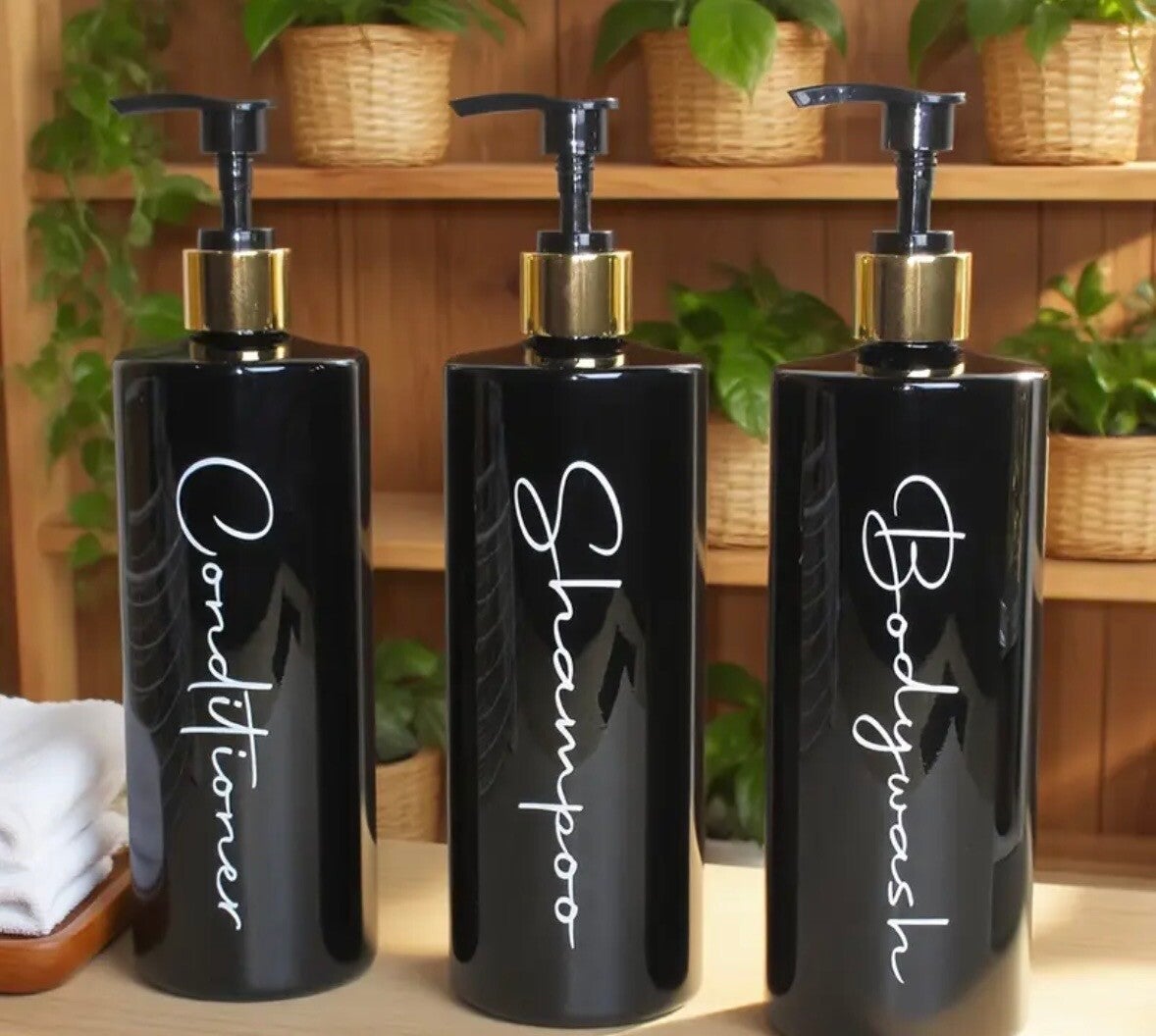 een set van 3 pompflessen zwart/goud met tekst 500 ml, zeep dispenser kunststof, navulbare shampoo fles.