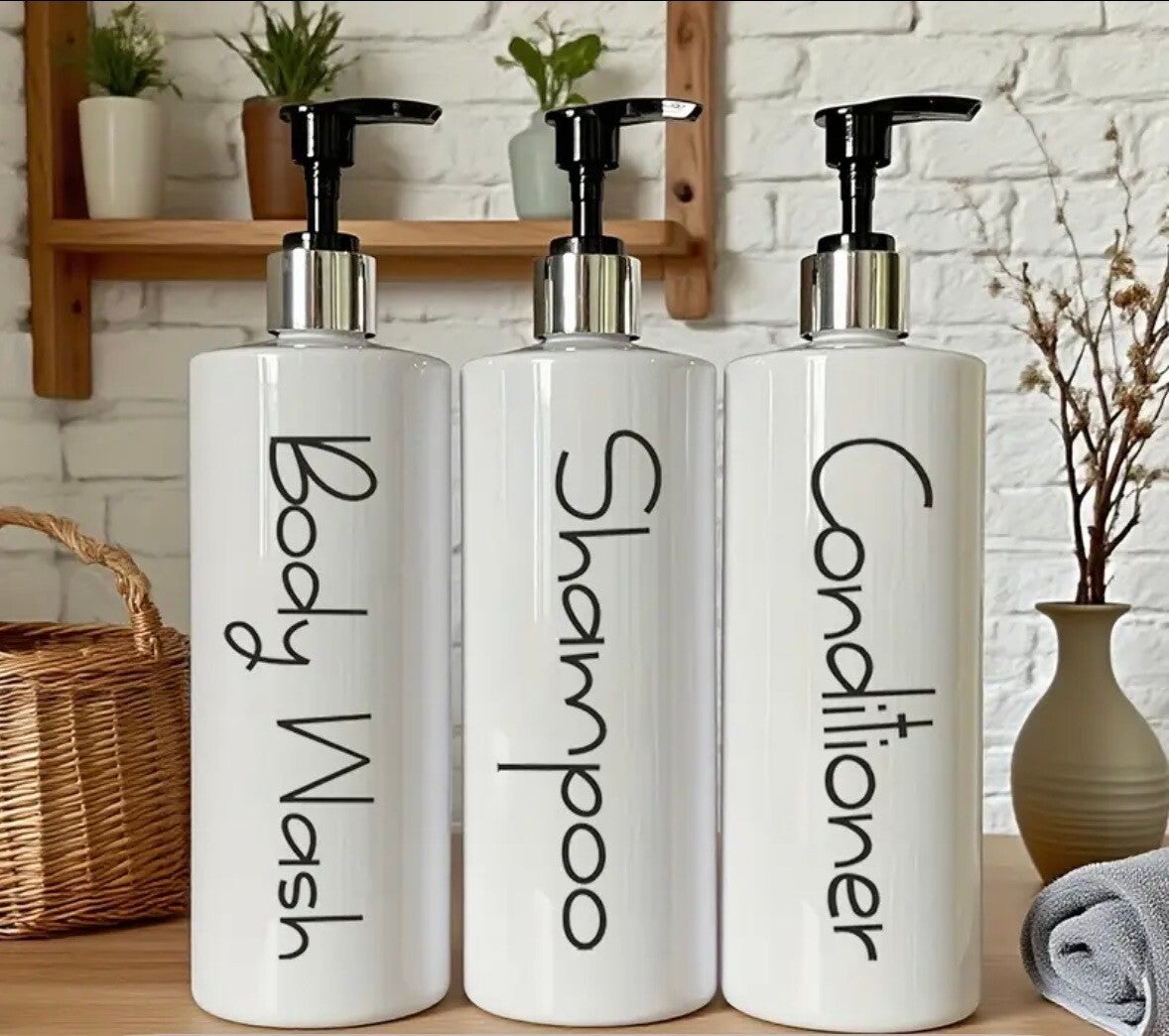 een set van 3 pompflessen wit/zilver met tekst 500 ml, zeep dispenser kunststof, navueen set van 3 pompflessen wit/zilver met tekst 500 ml, zeep dispenser kunststof, navulbare shampoo fles.lbare shampoo fles.