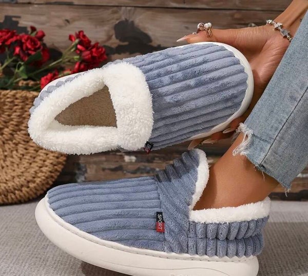 Een paar unisex casual warme wintersloffen, met volledig afgesloten slippers met zachte zool en gestreepte warme korte pluche kleur blauw maat 42-43