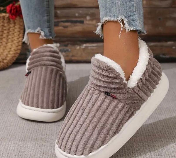Een paar unisex casual warme winterschoenen, met volledig afgesloten slippers met zachte zool en gestreepte warme korte pluche kleur bruin maat 42-43