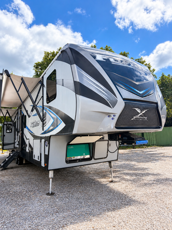 2017 Toy hauler  Fuzion