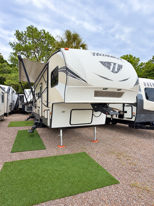 2018 Keystone Hideout 308BHDS (2 cuartos completos +un baño medio )