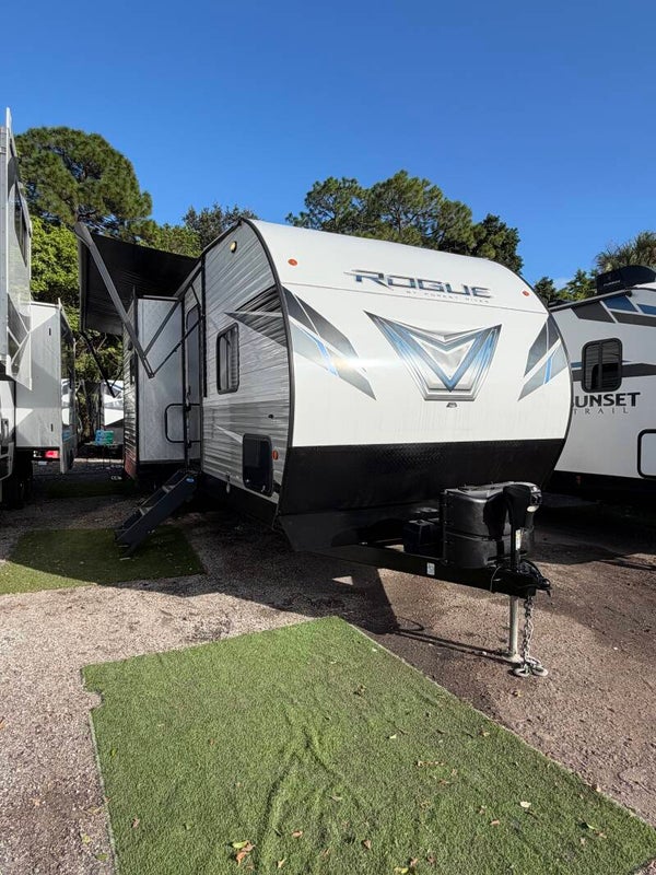 2021 Rogue (toy hauler ) 2 cuartos completos ,un baño y mdeio