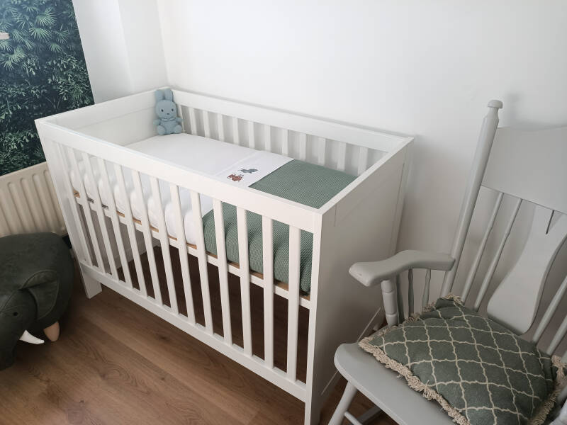 Opgemaakt ledikant en schommelstoel