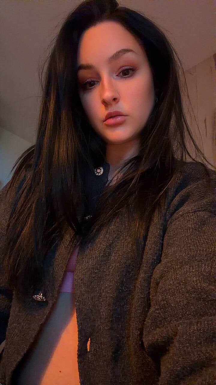 lilsnowwhite aus der schweiz mit langen schwarzen haaren und einem fordernden blick