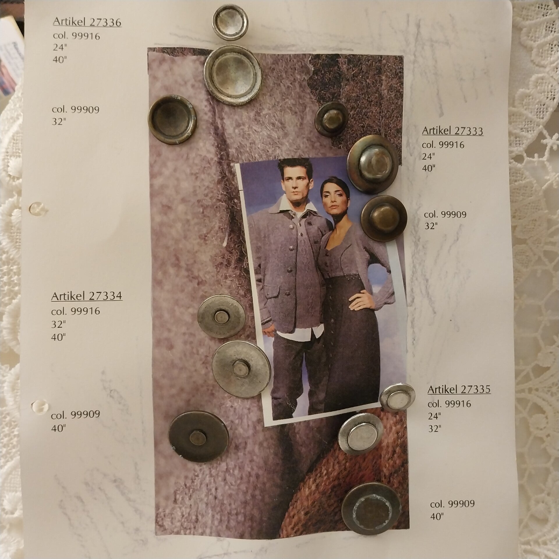 Große Vintage Vertreterkarte Knöpfe Knopfkarte Metallknopf