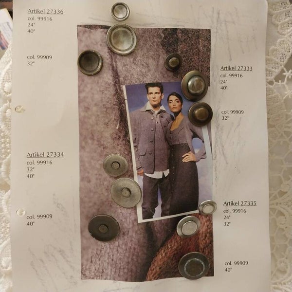 Große Vintage Vertreterkarte Knöpfe Knopfkarte Metallknopf