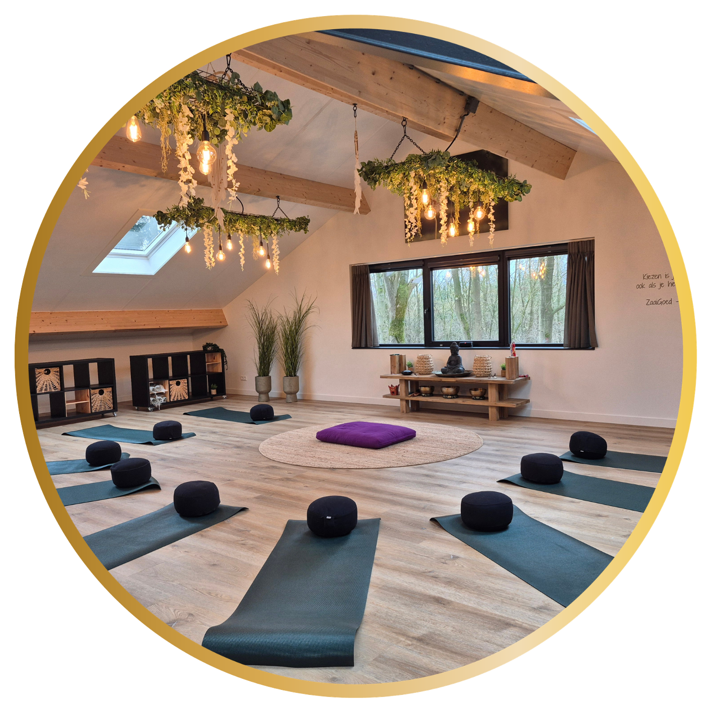 Yogaruimte van yoga instituut Je Zachtkracht. Voor Yin Yoga lessen door yogadocent Sandra Groenewoud. Omgeving Lieren Beekbergen Apeldoorn Hoenderloo Klarenbeek Loenen. Ontspanning, flexibiliteit, herstel, kalmeren, gezondheid, innerlijke rust, helend