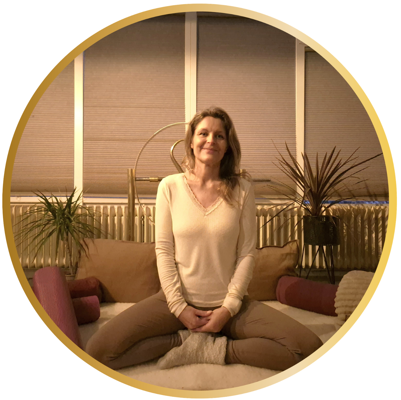 Profielfoto van yogadocent Sandra Groenewoud van yogastudio Je Zachtkracht. Yin Yoga voor mindfulness, lichaamsbewustzijn, ontspanning in Beekbergen Lieren Apeldoorn Klarenbeek Loenen Eerbeek Laag Soeren Ugchelen Teuge Twello Voorst Wilp Deventer