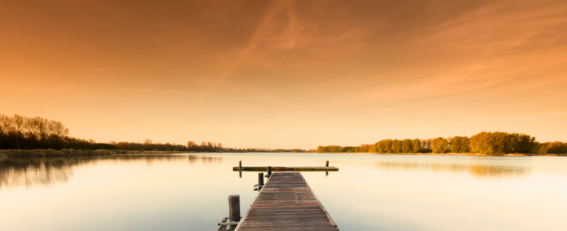 Afbeelding van een meer met zonsopkomst. Rustgevende Yoga Nidra sessies bij Yoga studio Je Zachtkracht in Lieren, Beekbergen, Apeldoorn Gelderland