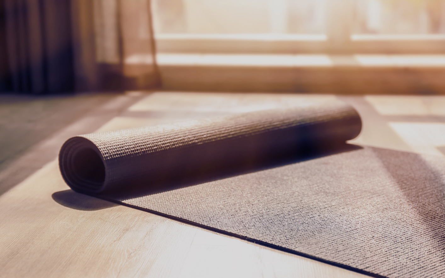 Yoga matje voor het beoefenen van yin yoga beoefent bij Yoga studio Je Zachtkacht in Lieren. Yin yoga verlaagt stresshormonen reset het zenuwstelsel bevordert emotionele belans en innerlijke rust 