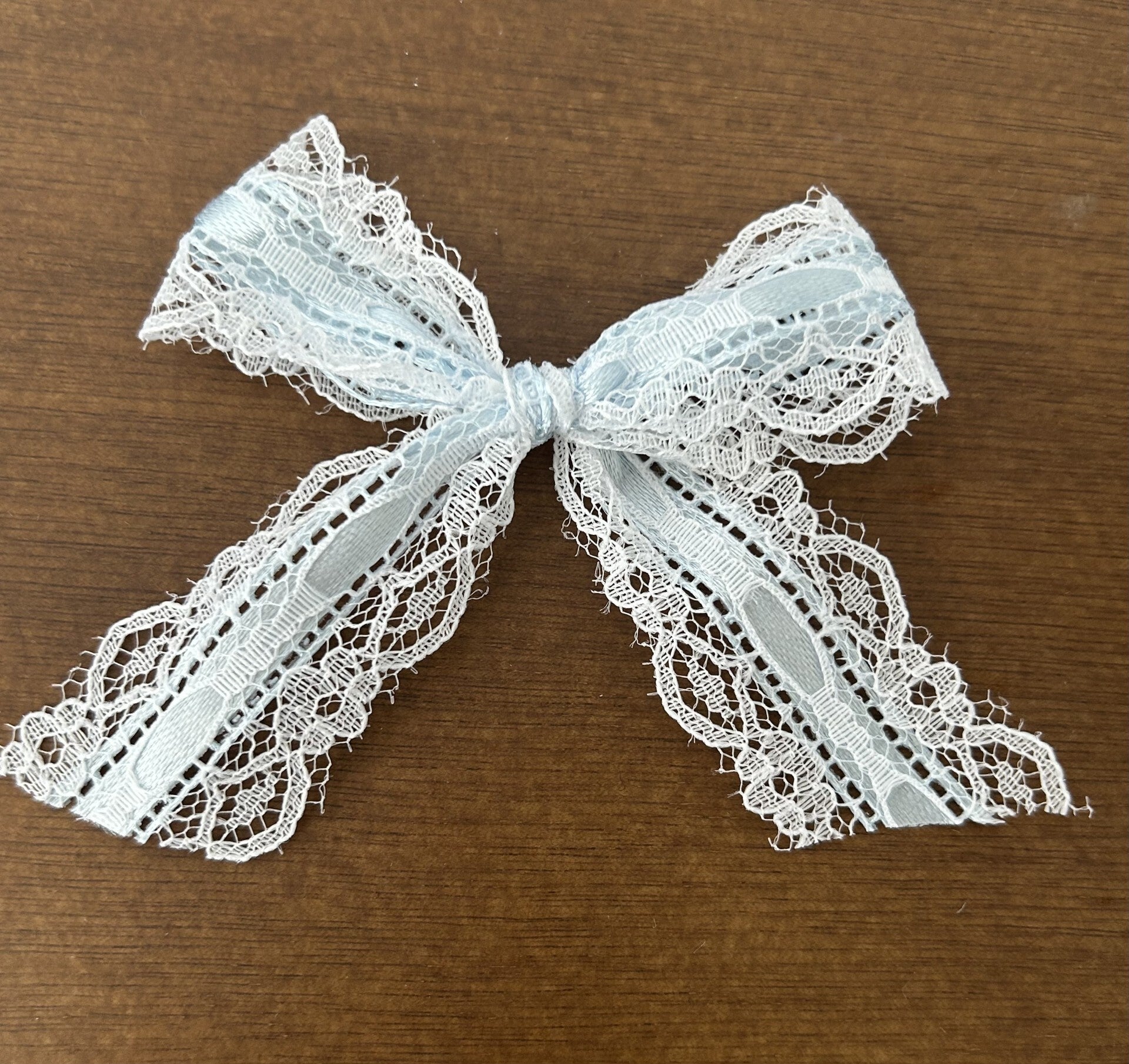 Strik met kant en lint blauw