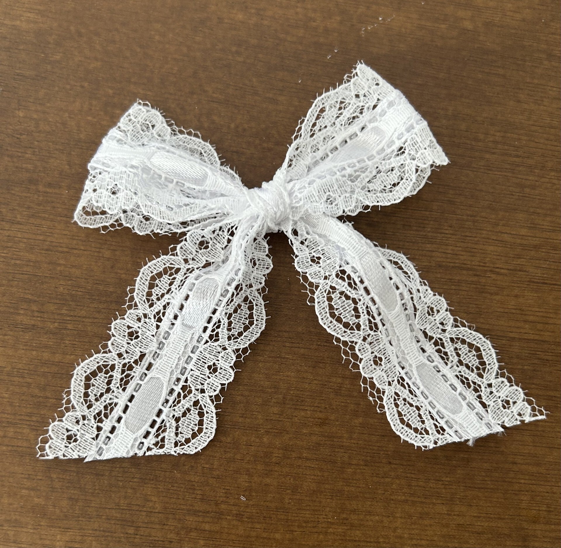 Strik met kant en lint wit