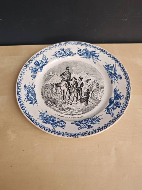 Oud Ontbijtbordje “Militaire Figuren” – J.B. Cappellemans – Ø 20,5 cm | Vintage Belgisch Porselein