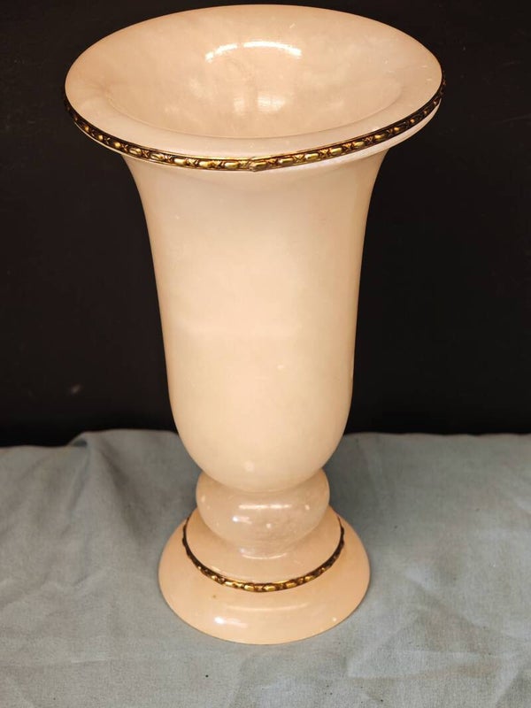 Alabast Trompetvaas  – Elegante Decoratieve Vaas met Tijdloze Uitstraling