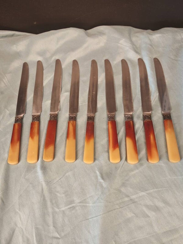 Set van 9 Vintage Butterscotch Bakeliet Botermessen – Retro Design & Verzamelobject