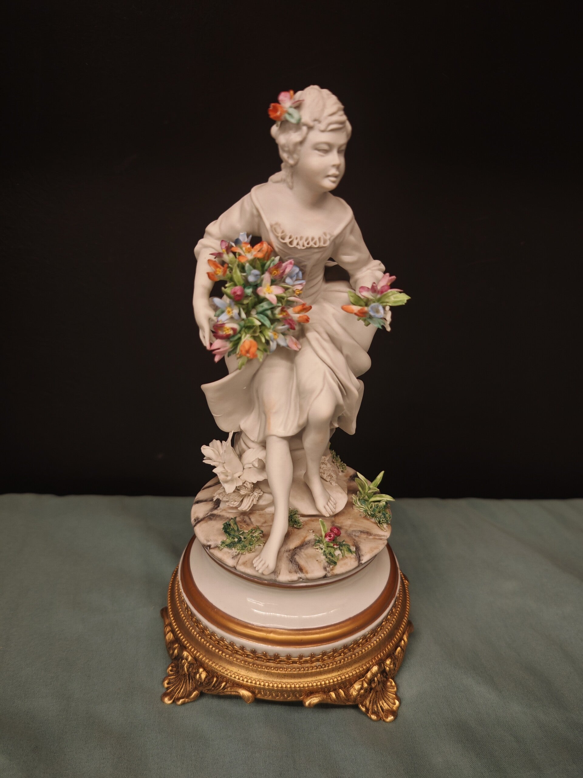 Capodimonte beeld vrouw met bloemen op metalen voet – verfijnd Italiaans vintage kunstobject