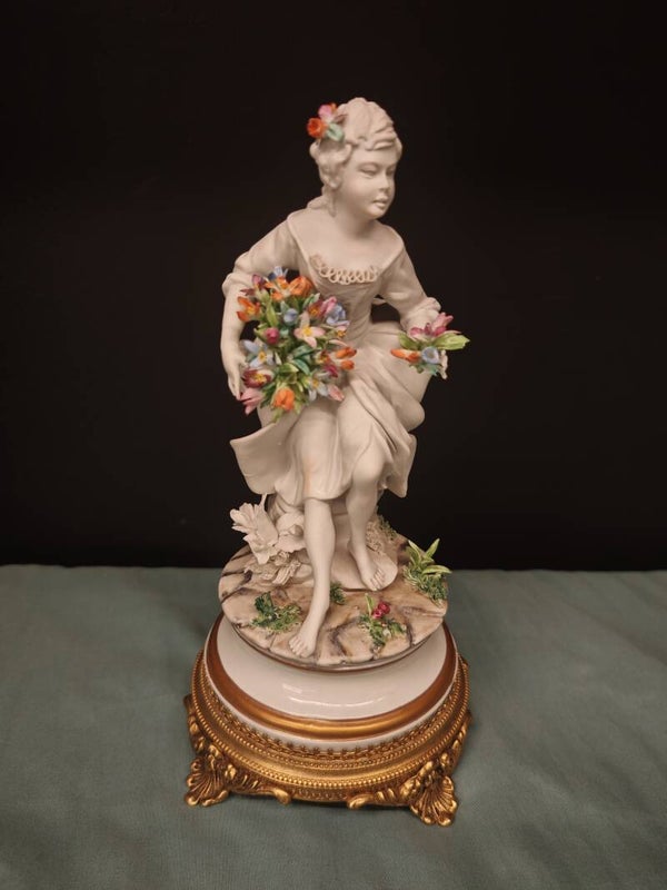 Capodimonte beeld vrouw met bloemen op metalen voet – verfijnd Italiaans vintage kunstobject