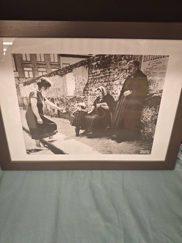 Reproductie Foto in Frame – Antony, Oostende – Drie Vrouwen met een Kind