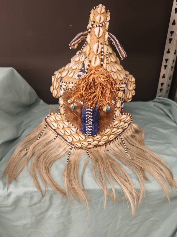 Traditioneel Afrikaans helmmasker – Kaurischelpen & kleurrijke kralen