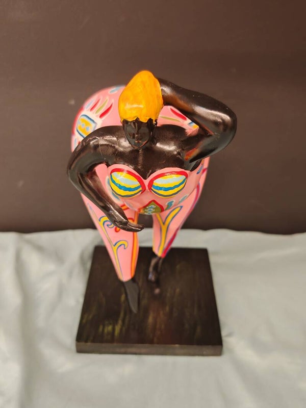 Prima Donna Nana stijl beeldhouwwerk op houten voet – Decoratief kunstobject