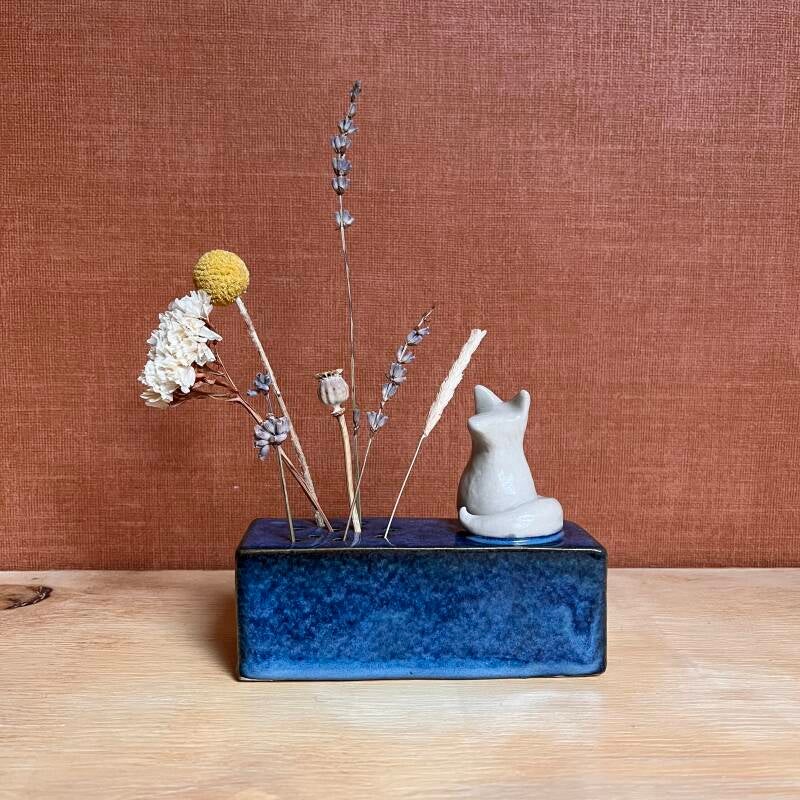 Handgemaakt Keramieken vaasje met Kat of vos  – Een Uniek Sierstuk voor Droogbloemen