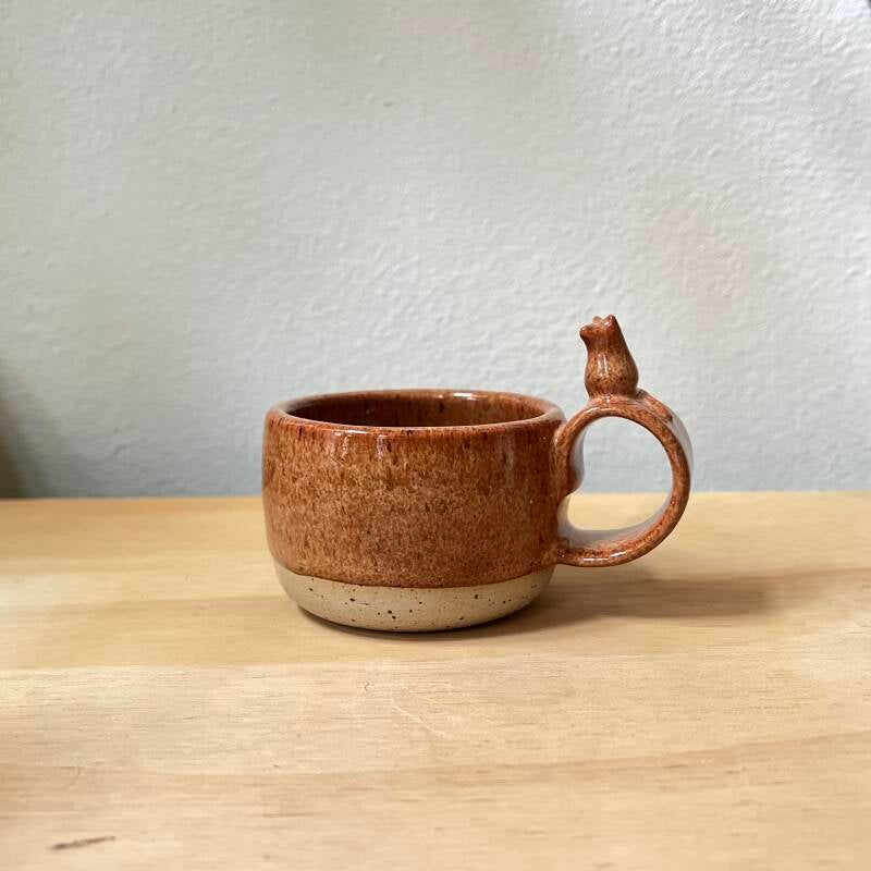 Handgemaakt Keramieken Kopje met Kat – Een Ode aan Kattenliefhebbers