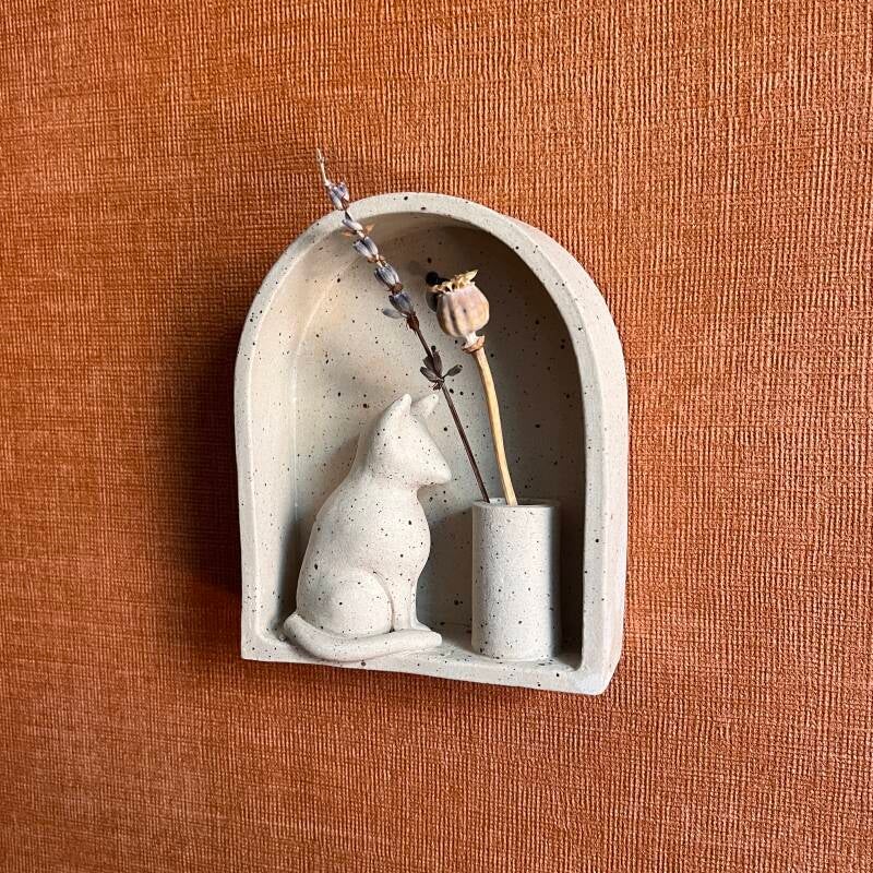 Handgemaakt Keramieken Raampje met Kat en Vaasje – Een Uniek Sierstuk voor Droogbloemen