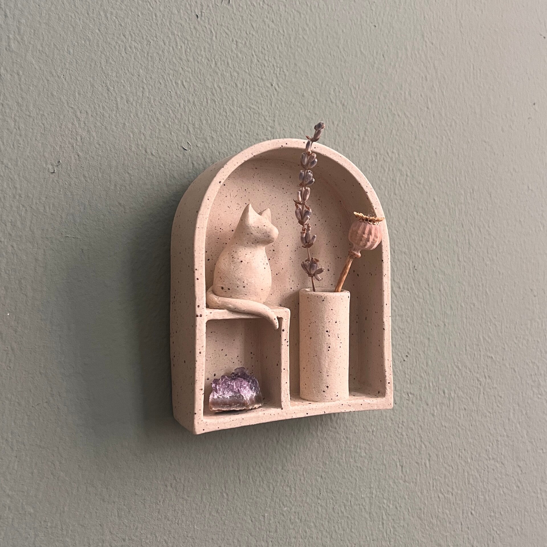 Handgemaakt Keramieken Raampje met Kat en Vaasje – Een Uniek Sierstuk voor Droogbloemen