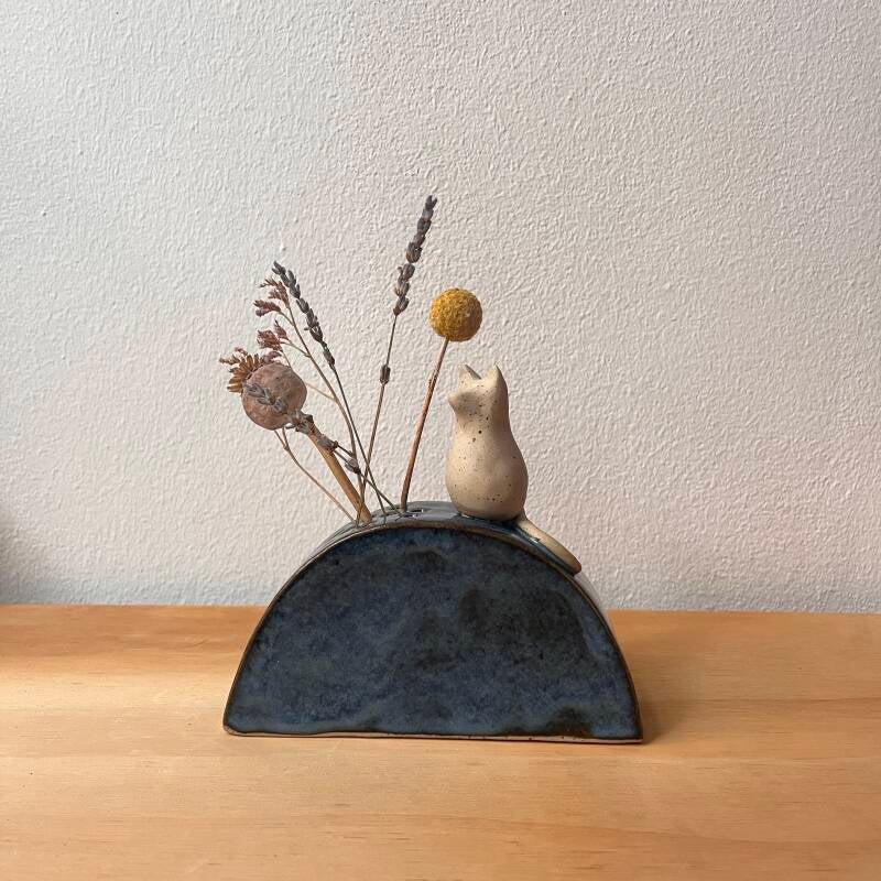 Handgemaakt Keramieken vaasje met Kat of vos  – Een Uniek Sierstuk voor Droogbloemen