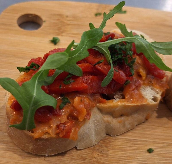 Bruchetta met gerookte paprika en rucola. ( per stuk)