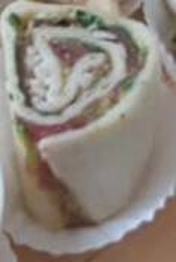 Wrap met carpaccio, rucola, pestomayonaise, pijnboompitten en Parmezaanse kaas