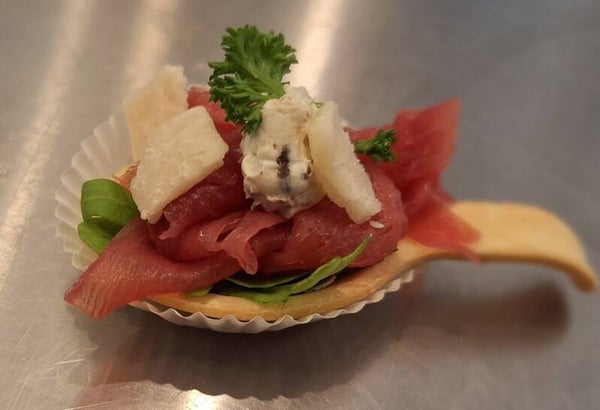 Amuselepel met carpaccio, truffelroomkaas en parmezaanse kaas