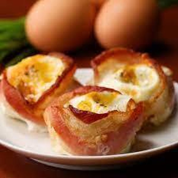 Egg muffin met bacon.
