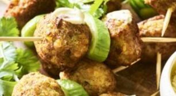 Falafelspies met komkommer en kruidige yoghurtsaus